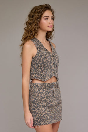 HIDDEN JEANS Women's Top Cheetah Print Cropped Fitted Vest || David's Clothing