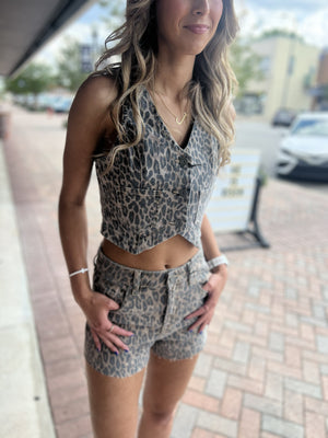 HIDDEN JEANS Women's Top Cheetah Print Cropped Fitted Vest || David's Clothing
