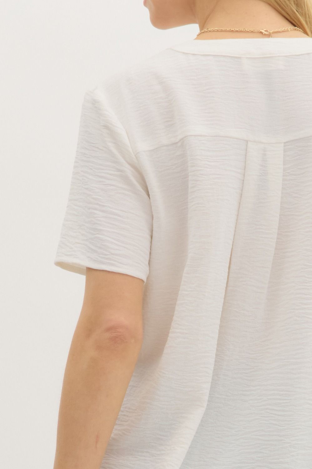 ENTRO INC Women's Top Classic Split V-Neck Short Sleeve Pullover Top || David's Clothing