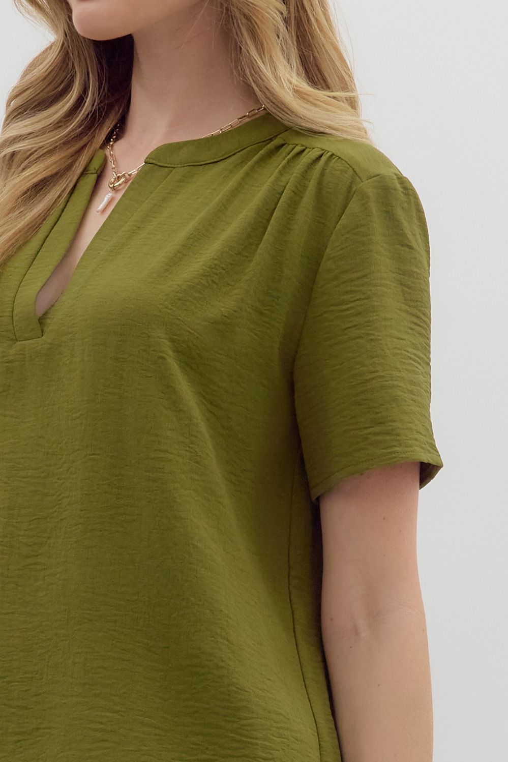 ENTRO INC Women's Top Classic Split V-Neck Short Sleeve Pullover Top || David's Clothing