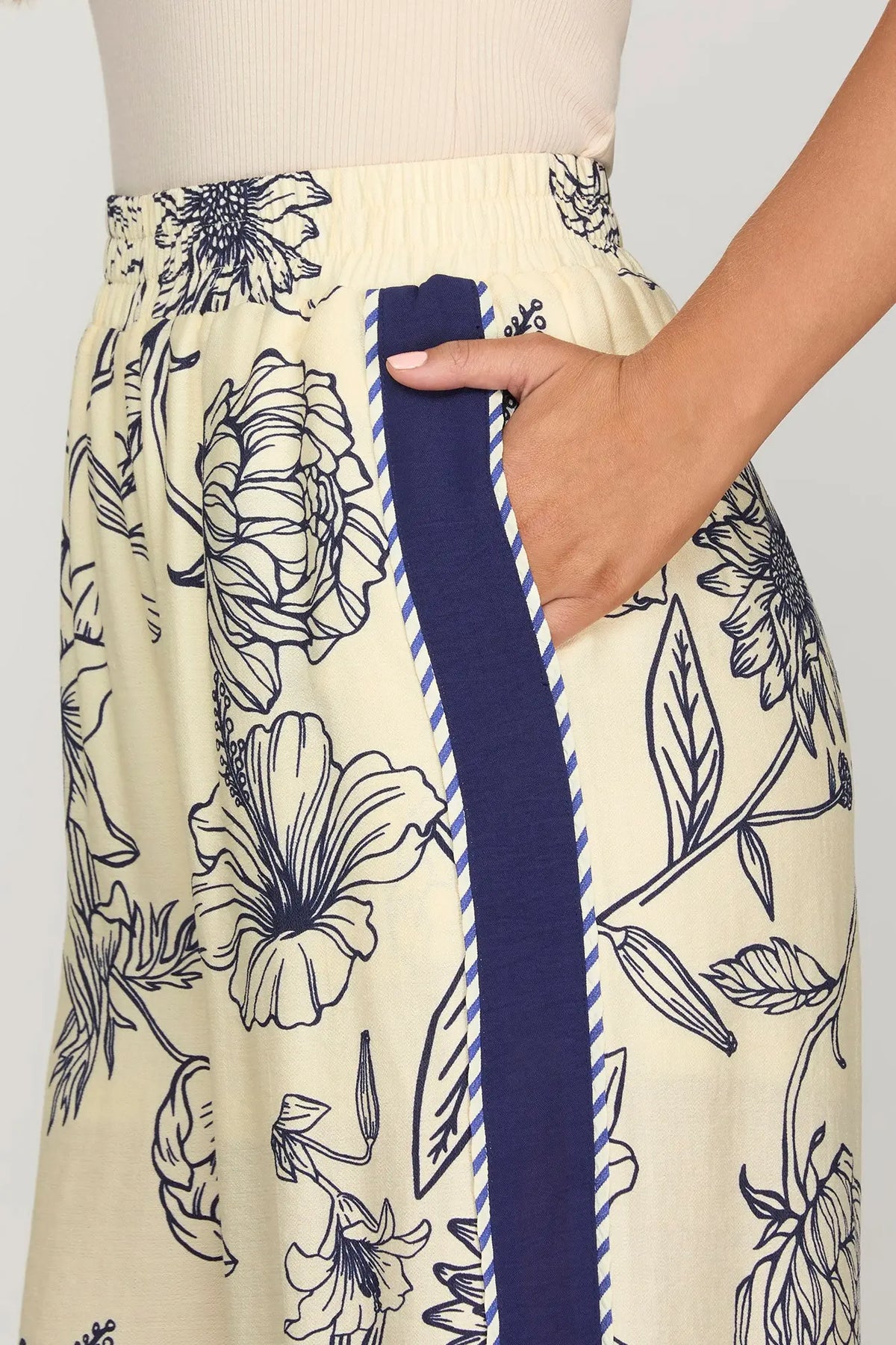 SHE AND SKY Women's Pants Woven Print Pants With Contrast Detail