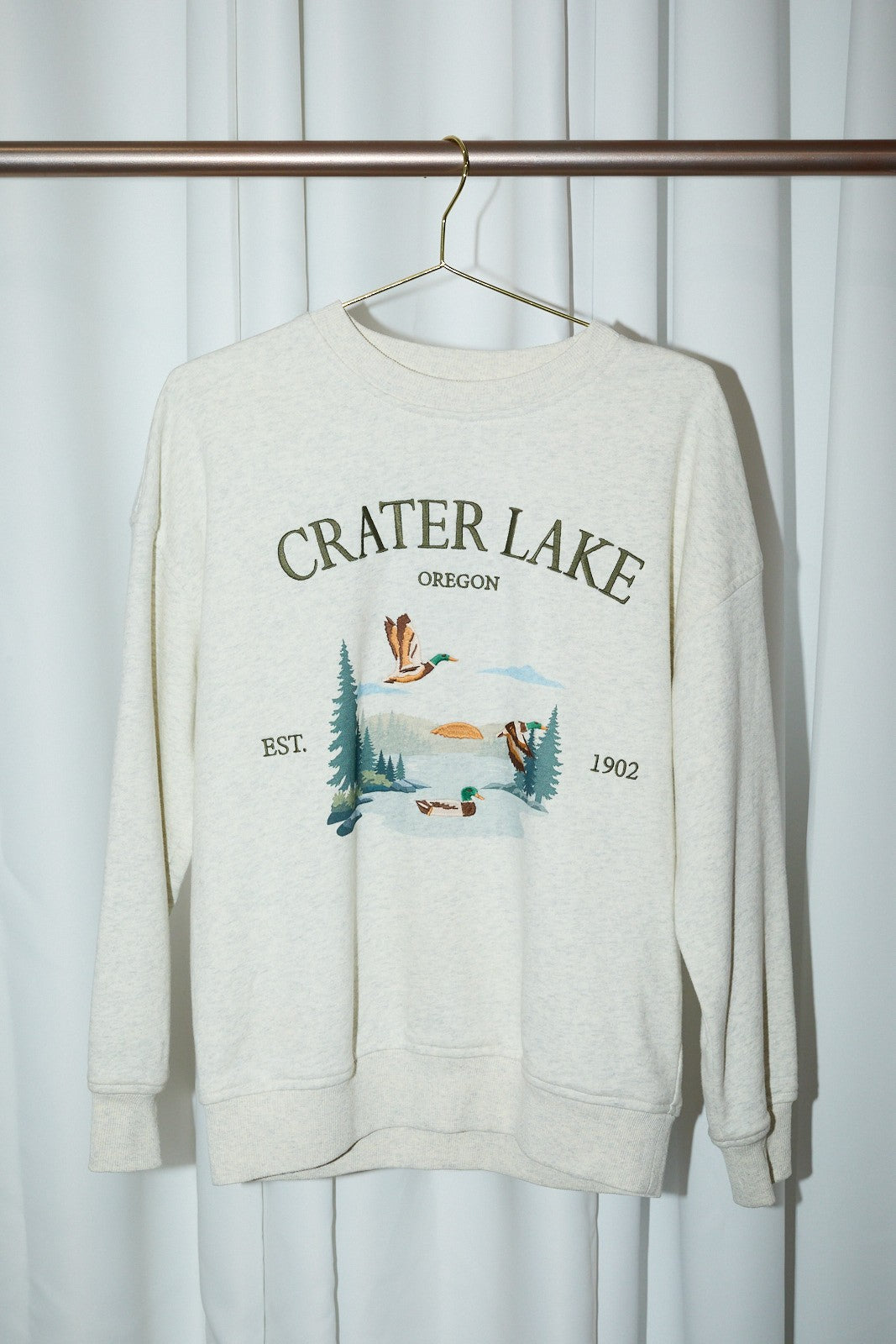 SUNDAY EDITION Women's Sweatshirt Crater Lake Oregon Mallard Graphic Long Sleeve Sweatshirt