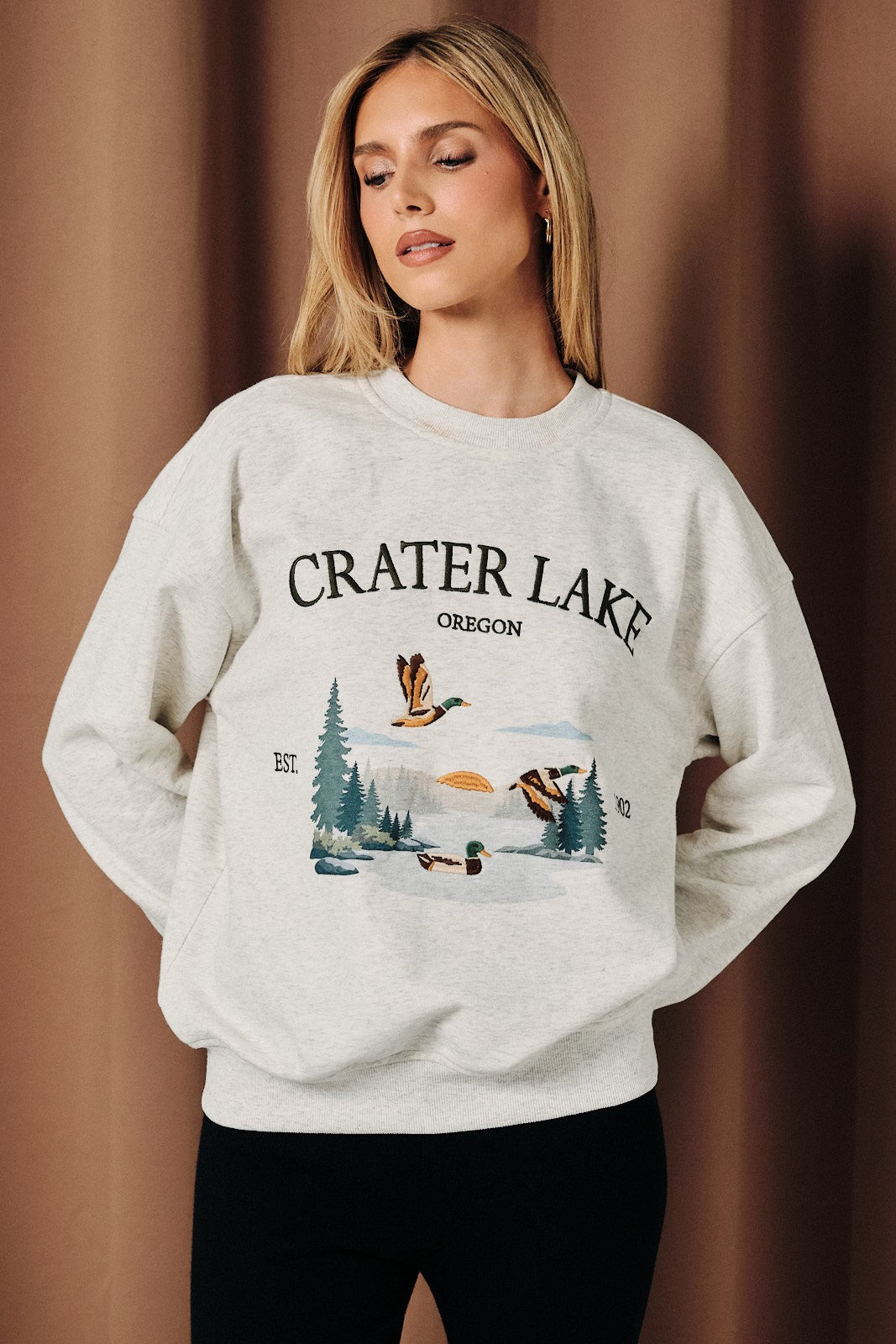 SUNDAY EDITION Women's Sweatshirt Crater Lake Oregon Mallard Graphic Long Sleeve Sweatshirt